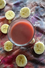 Smoothies aux fruits rouges et rondelles de bananes