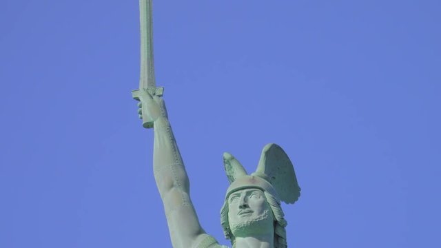 Hermannsdenkmal, National- und Freiheitsdenkmal. Schwenk Aufnahme von oben nach unten