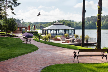 A luxurious vacation spot on the lake
