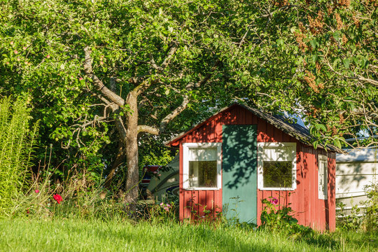 Rotes Holzhaus in einem Garten