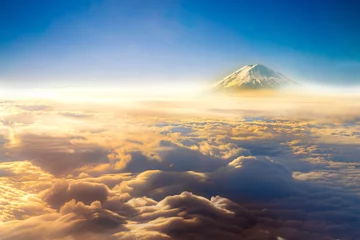 Papier Peint photo Mont Fuji nuages ciel skyscape et montagne fuji. vue depuis la fenêtre d& 39 un avion volant dans les nuages, vue de dessus des nuages comme la mer de nuages fond de ciel, fond de vue aérienne, Yamanashi, Japon