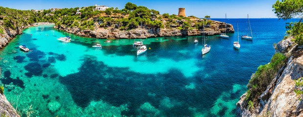 Schöner Meerblick-Panoramablick auf den Buchtstrand Cala Pi, Insel Mallorca, Spanien © vulcanus