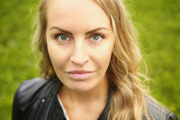 Naklejka premium Portrait of a beautiful young girl 
