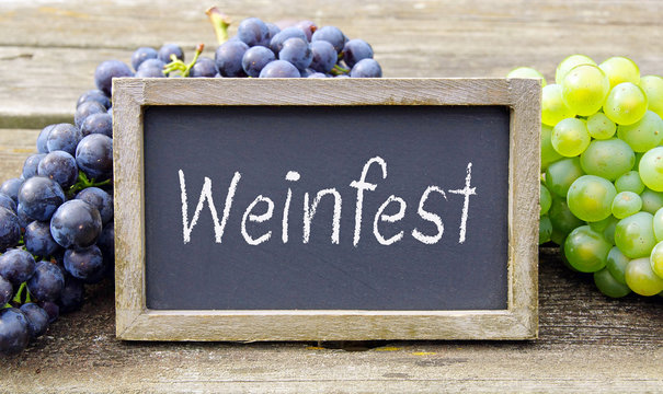 Weinfest Kreidetafel mit Weintrauben auf Holz Hintergrund