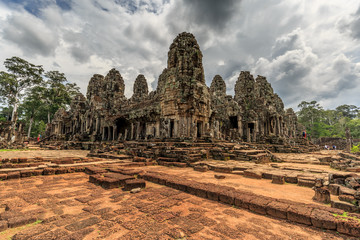 Bayontempel in Angkor Kambodscha mit dramatischem Himmel