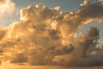 Photo sur Plexiglas Anti-reflet Plage de Seven Mile, Grand Cayman Brilliant golden cumulus clouds at sunset over the ocean at Grand Cayman Seven Mile Beach