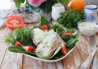 Green salad with mackerel and yoghurt dressing