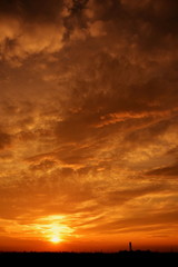 梅雨の雨上がりの夕景と都会の街並み