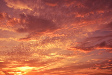 初夏の雨上がりの夕景と雲