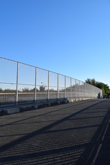 Fototapeta na wymiar 遊歩道の金網フェンス、高速道路への物投げ込み防止用