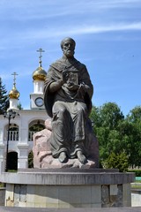 Fototapeta na wymiar Памятник Николаю Чудотворцу в Тольятти