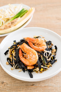 stir-fried black spaghetti with shrimp