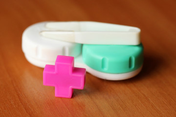 Set of contact lenses and tweezers

