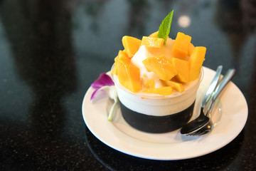 Naklejka na ściany i meble fresh mango shaved ice,Korean style.