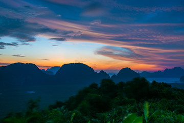 Fototapeta na wymiar Silhouette beautiful mountain at sunrise.