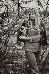 Naklejka premium Pretty stylish young woman in american country style walking in small town on nature background