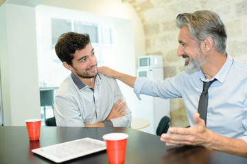 Obraz premium young rofessionals chatting during a coffee break