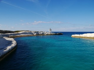 Kreuzfahrtschiff am Horizont