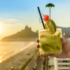 Poster Kiwi caipirinha cocktail overlooking Rio de Janeiro, Brazil  © Alexandre Rotenberg