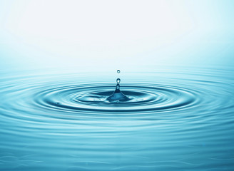 Fototapeta na wymiar Water drop and splash