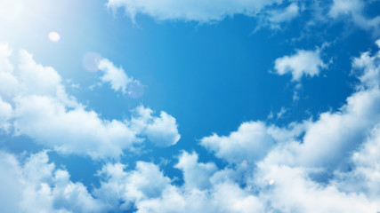 Sommer Hintergrund - blauer Himmel mit Wolken und Sonne