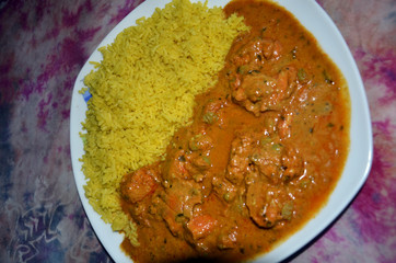 Assiettes de poulet Tikka Masala avec du riz pilaf