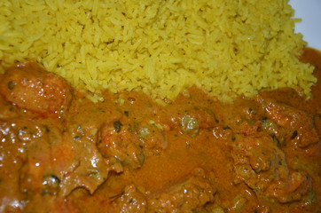 Assiettes de poulet Tikka Masala avec du riz pilaf