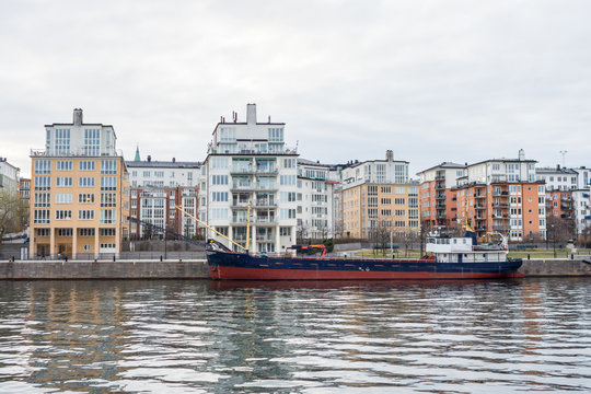 S&ouml;der och Norra Hammarbyhamnen och ett fartyg