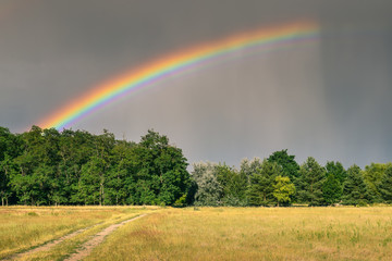 Regenbogen Stück in den Wolken