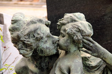 Naklejka premium Woman Kissing Her Child Sculpture in Milan Monumental cemetery