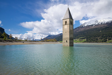 Kirchturm von Graun im Reschensee | S&uuml;dtirol