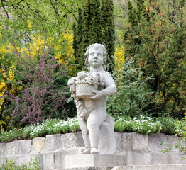 Fototapeta na wymiar Garten am Quedlinburger Dom mit Skulpturen