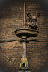 Alte Maschine in einem stillgelegten Stahlwerk