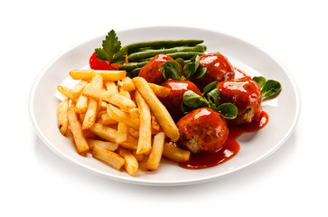 Roast meatballs, chips and vegetables 