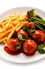 Roast meatballs, chips and vegetables 