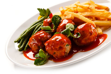 Roast meatballs, chips and vegetables 