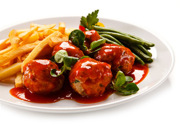 Roast meatballs, chips and vegetables 