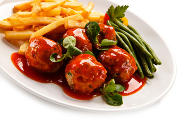 Roast meatballs, chips and vegetables 