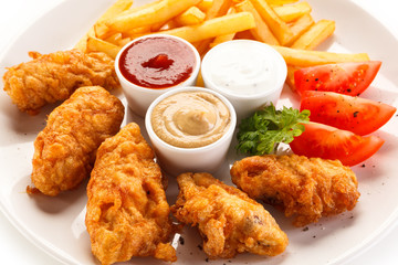 Fried chicken nuggets and vegetables 