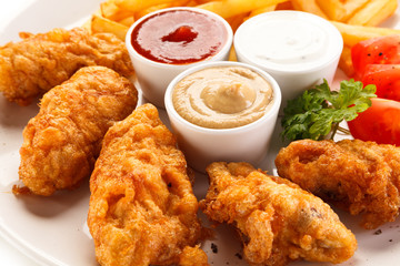 Fried chicken nuggets and vegetables 