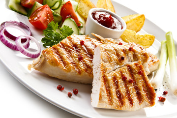 Grilled chicken fillet, chips and vegetable salad 