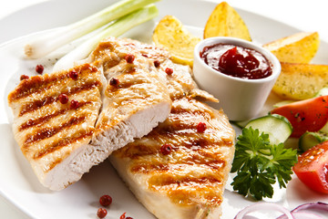 Grilled chicken fillet, chips and vegetable salad 