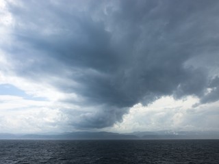 Obraz premium 海上に架かる暗雲 嵐の前