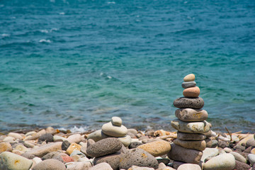 海岸に積み上げた石