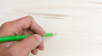 Anzeichnen auf Holz - Hand mit Bleistift