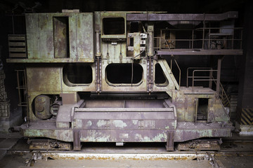 Alte verwitterte Maschinen eines stillgelegten Stahlwerkes