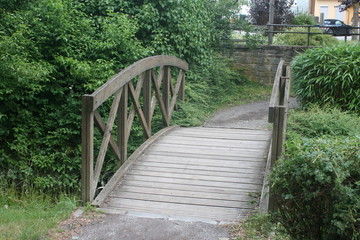 Fototapeta na wymiar Holzbrücke im Park