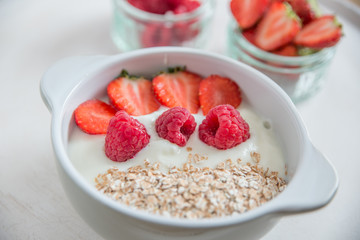 Joghurt mit Müsli und Beeren 