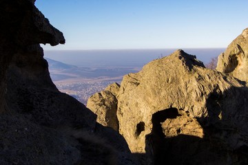 Горный пейзаж. Красивый вид на высокие скалы в живописном ущелье. Солнечная погода. природа и горы Северного Кавказа