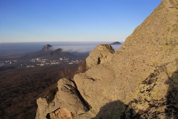 Горный пейзаж. Красивый вид на высокие скалы в живописном ущелье. Солнечная погода. природа и горы Северного Кавказа